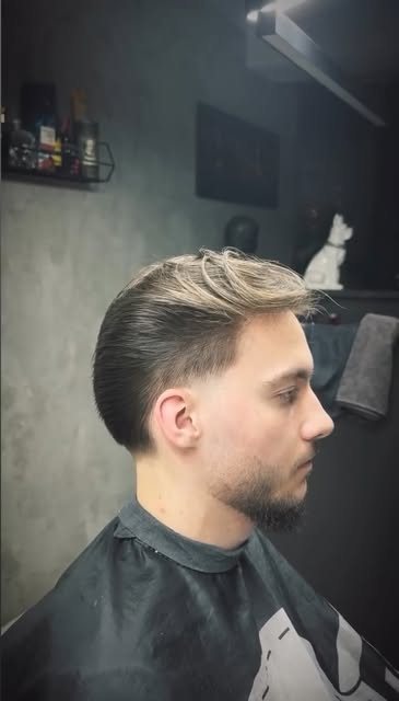 Hotový strih z profilu, fade a dlhší vrch