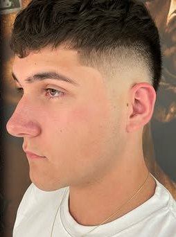 Po strihu: čistý fade po stranách, textúra navrchu