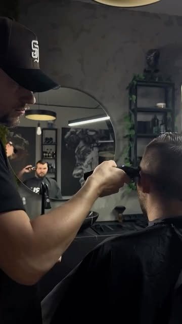 Barber pri práci, pohľad cez zrkadlo
