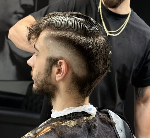 Detail strihu s vystrihanou čiarou na boku